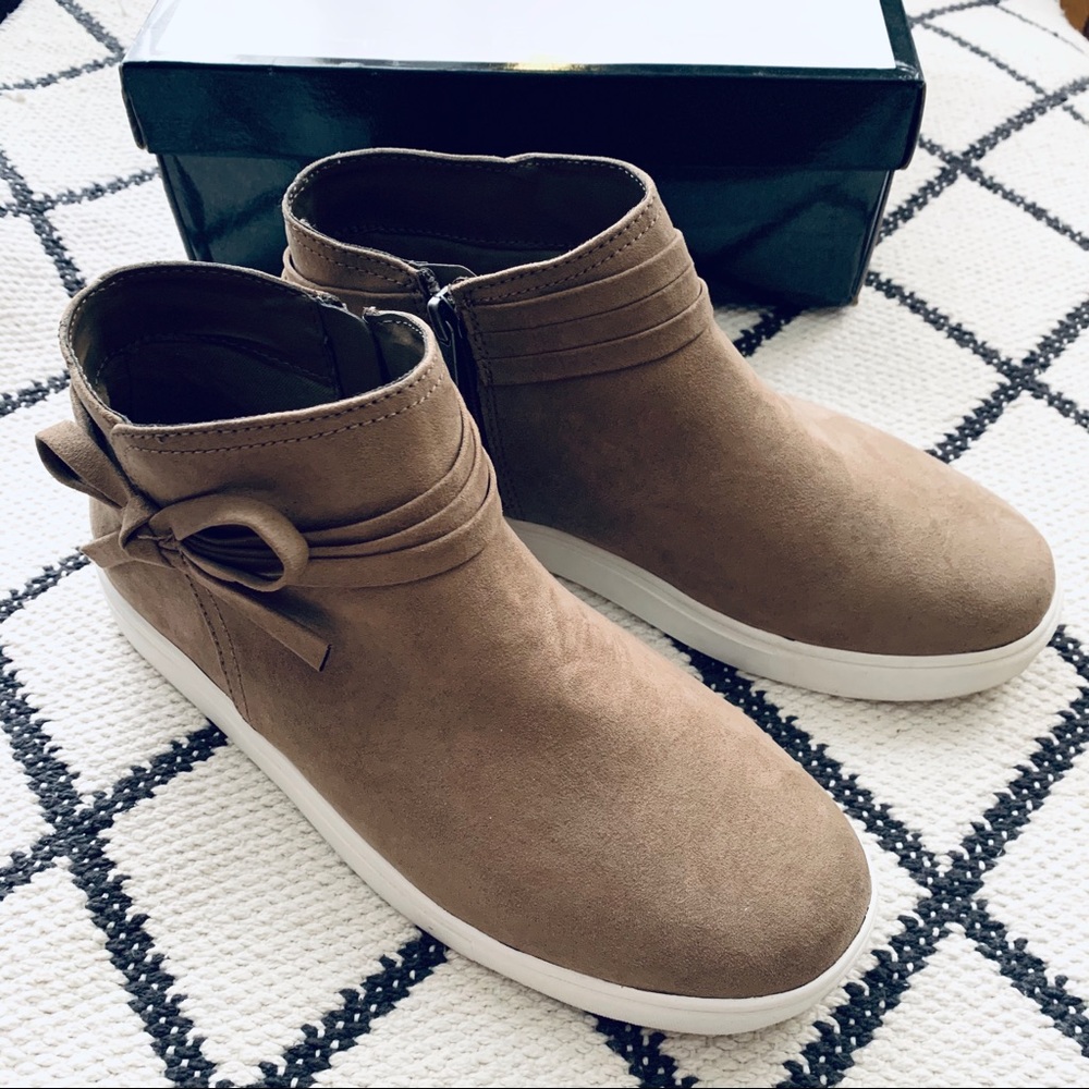NIB Nine West Carabella Taupe boot girls 6